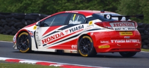 Honda battle on at Oulton Park Honda battle on at Oulton Park