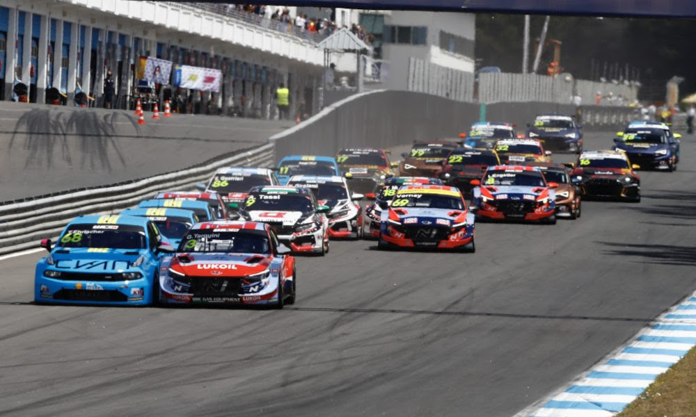 WTCR race start at Estoril