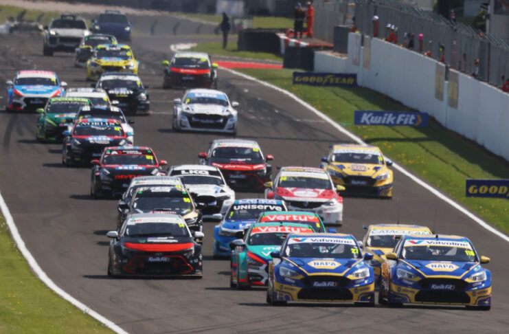 BTCC race start at Donington Park in 2025